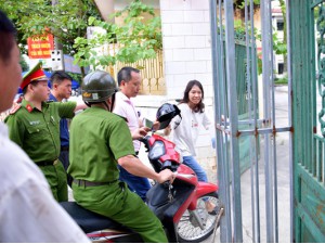 Công an 'truy tìm' thí sinh... ngủ quên, đến tận nhà 'hộ tống' đi thi