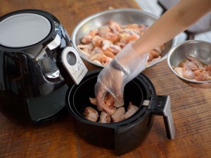 Giữ Nồi Chiên Không Dầu Luôn Sạch Để Làm Gà Rán KFC Giòn Rụm Giữ Nồi Chiên Không Dầu Luôn Sạch Để Làm Gà Rán KFC Giòn Rụm