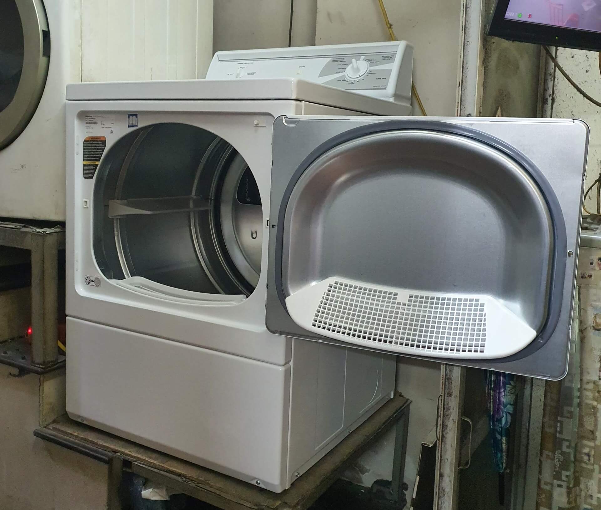 Hình ảnh lắp đặt thực tế máy sấy công nghiệp LES17AWF3022 cho cửa hàng giặt khô là hơi tại Hà Nội